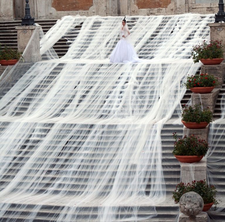 The World s Longest Wedding Gown Vuing