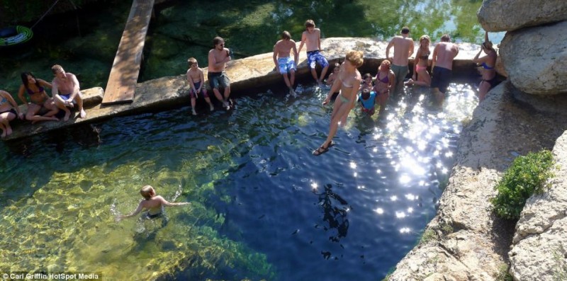 Stunning natural swimming spot – Jacob’s Well – Vuing.com