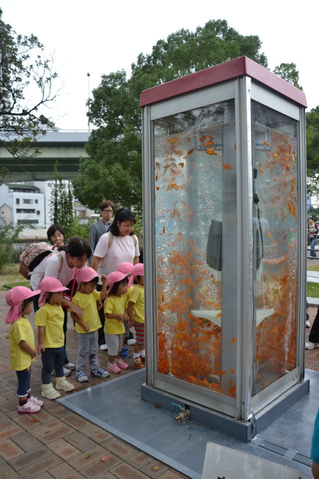 gold-Fish-Tank-aquarium-Phone-booth (3)