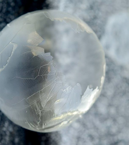 amazing-awesome-photography-frozen-soap-bubbles (3)