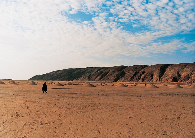 giantic-landscape-art-work-installation-in-egypet-desert (3)