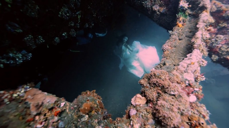 amazing-breathtaking-underwater-photography-mermaid-shipwreck-bali (2)