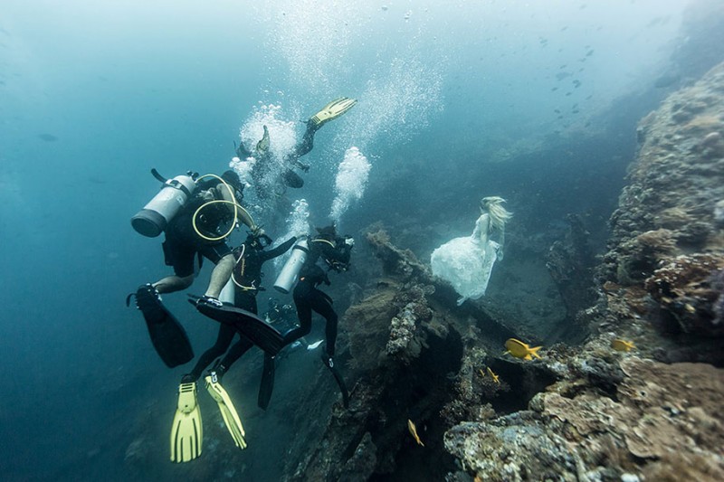 amazing-breathtaking-underwater-photography-mermaid-shipwreck-bali (4)