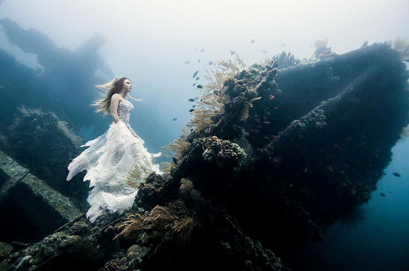 amazing-breathtaking-underwater-photography-mermaid-shipwreck-bali (8)