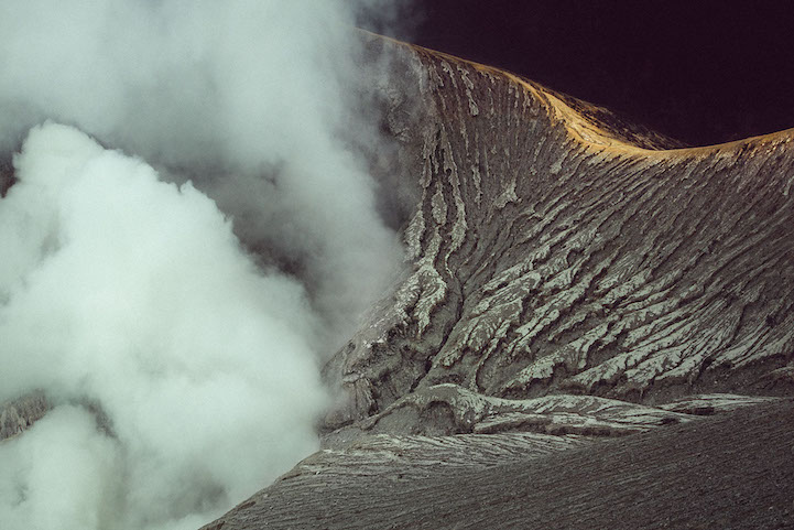 amazing-stunning-blue-Fire-Crater-lava-KawahIjen-volcano-amazing-natural-phenomenon (2)
