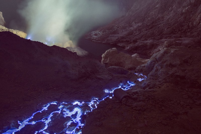 blue-Fire-Crater-lava-KawahIjen-volcano-amazing-natural-phenomenon-tourist-spot (3)