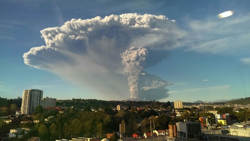 breathtaking-volcano-eruption-calbuco-chile-photo