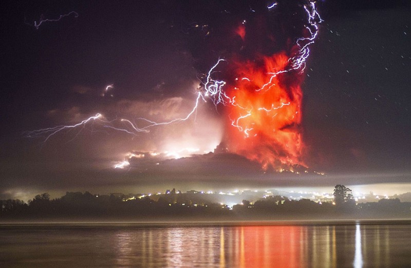stunning-beautiful-spectacular-volcano-eruption-pictures-calbuco-chile (9)