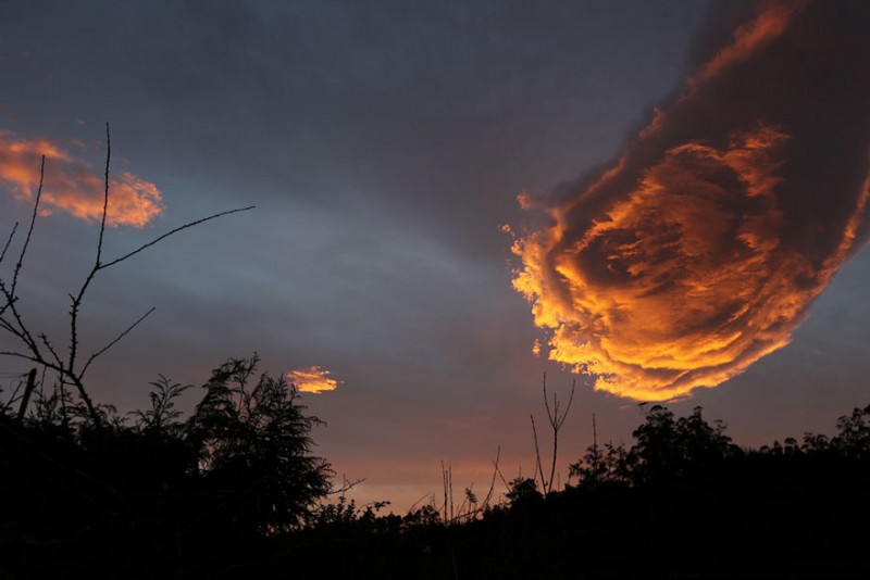 unusual-terrifying-cloud-formation-hand-of-god-portugal (2)
