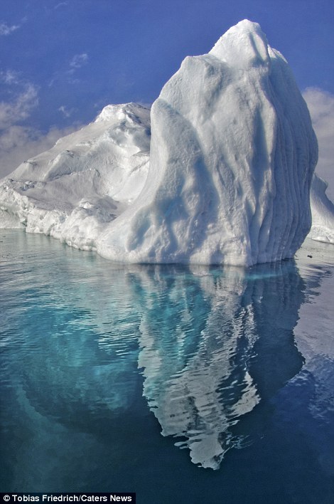 amazing-pictures-of-spectacular-underwater-icebergs (14)