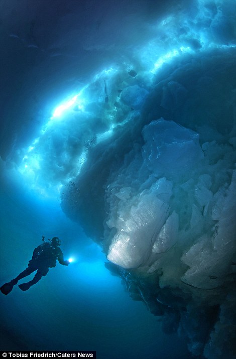 amazing-pictures-of-spectacular-underwater-icebergs (8)