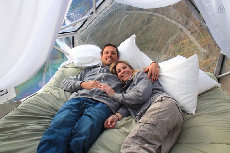 scary-transparent-capsule-suspended-hotel-sacred-valley (8)