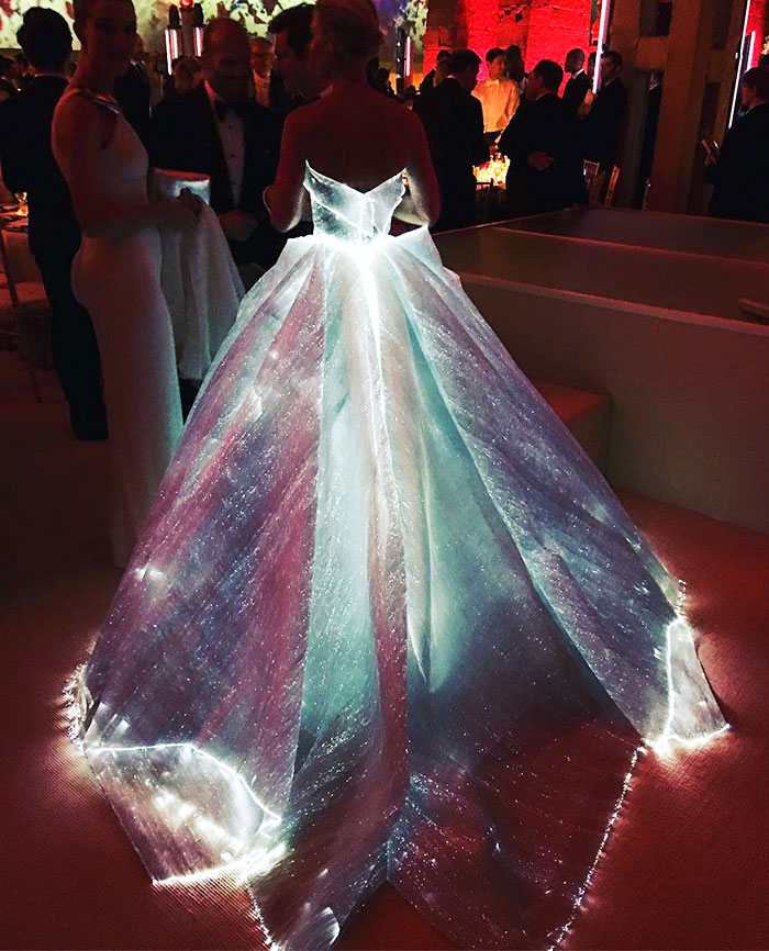 cinderella-glowing-dress-gown-met-gala-ball (3)