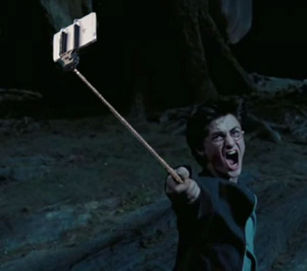 funny-pictures-photoshopped-movies-guns-replaced-with-selfie-sticks- (11)