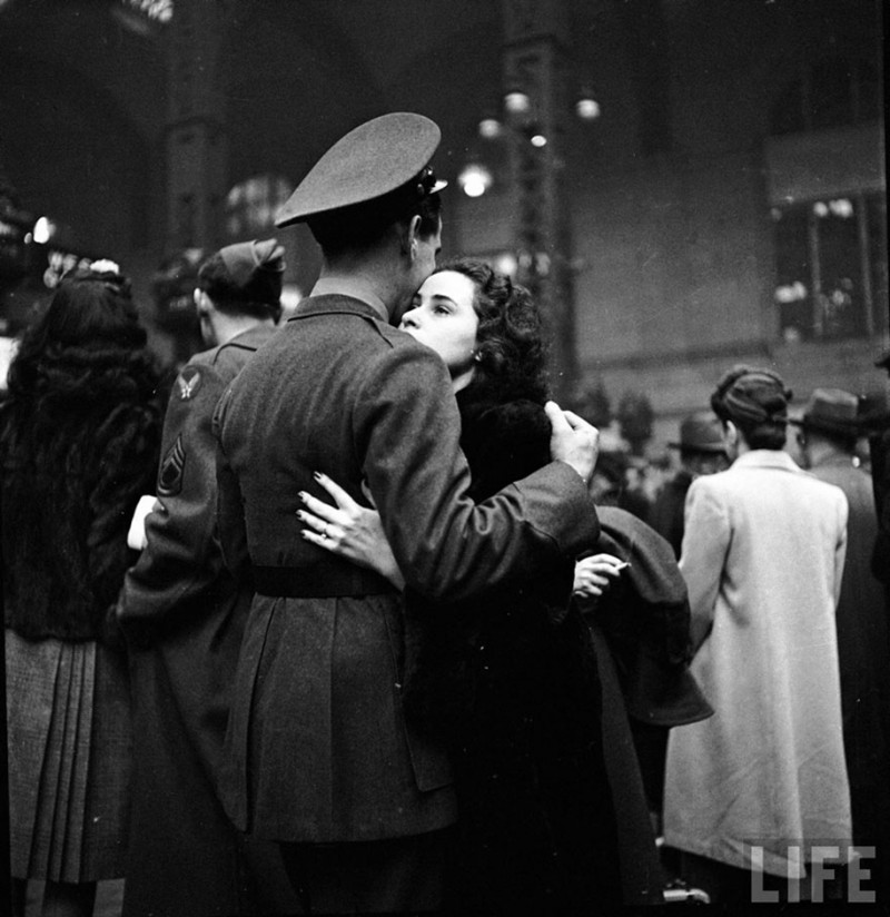 vintage-war-old-photos-love-romance-kiss (13)