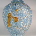 work-of-art-broken-vase-repair-gold-thread-traditional-japanese-technique (1)