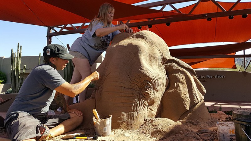 funny-cute-elephant-mouse-playing-chess-cool-sand-sculpture-art (1)