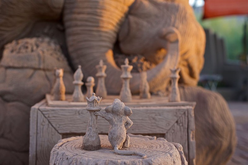 funny-cute-elephant-mouse-playing-chess-cool-sand-sculpture-art (4)