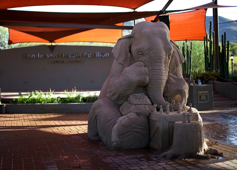 funny-cute-elephant-mouse-playing-chess-cool-sand-sculpture-art (5)