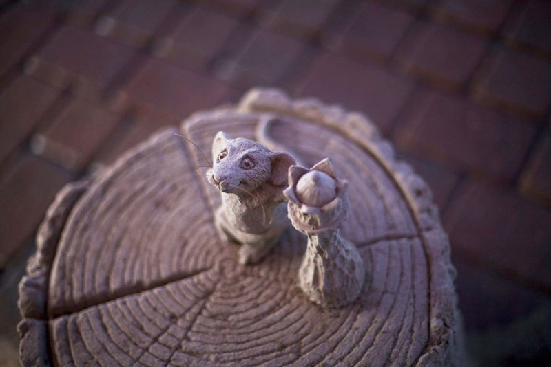 funny-cute-elephant-mouse-playing-chess-cool-sand-sculpture-art (7)