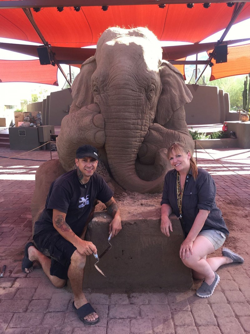 funny-cute-elephant-mouse-playing-chess-cool-sand-sculpture-art (8)