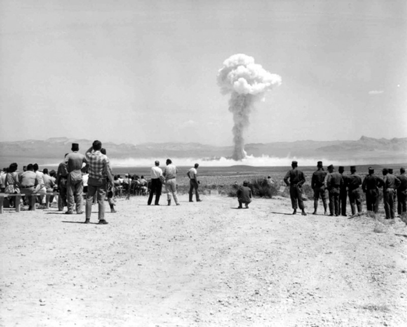 nuclear-tourism-atomic-bomb-1950s-las-vegas-sin-city-photos (12)