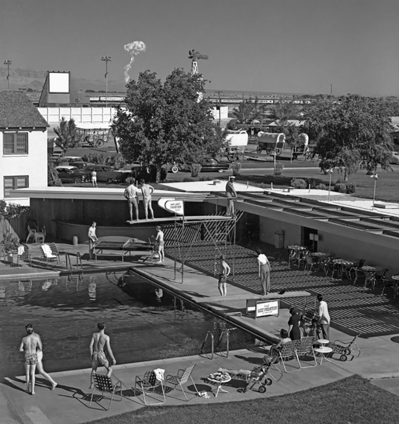 nuclear-tourism-atomic-bomb-1950s-las-vegas-sin-city-photos (8)