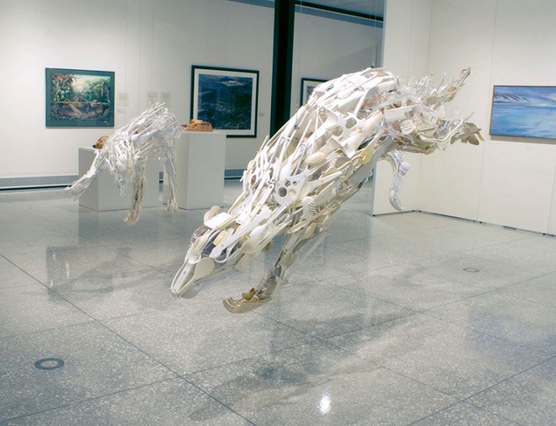 animals-sculptures-in-motion-made-of-reclaimed-plastic-objects (6)