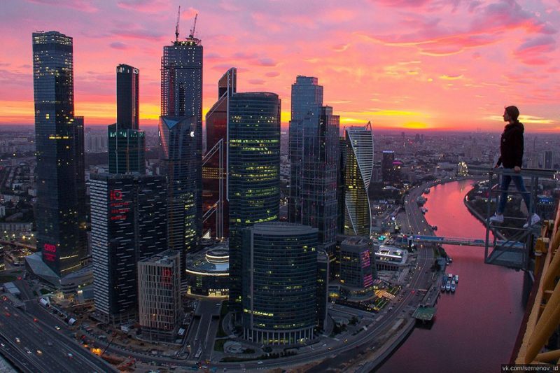 crazy-dangerous-selfies-russia-girl-edge-skyscrapes (9)