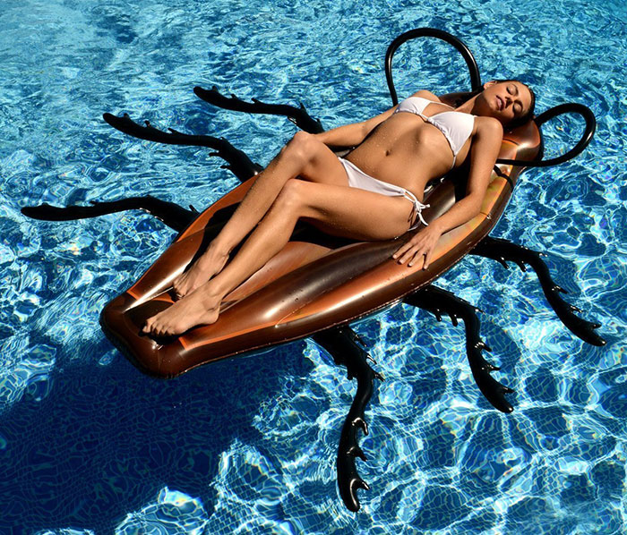 horrible-gigantic-cockroach-raft-inflatable-swimming-pool-toy (3)