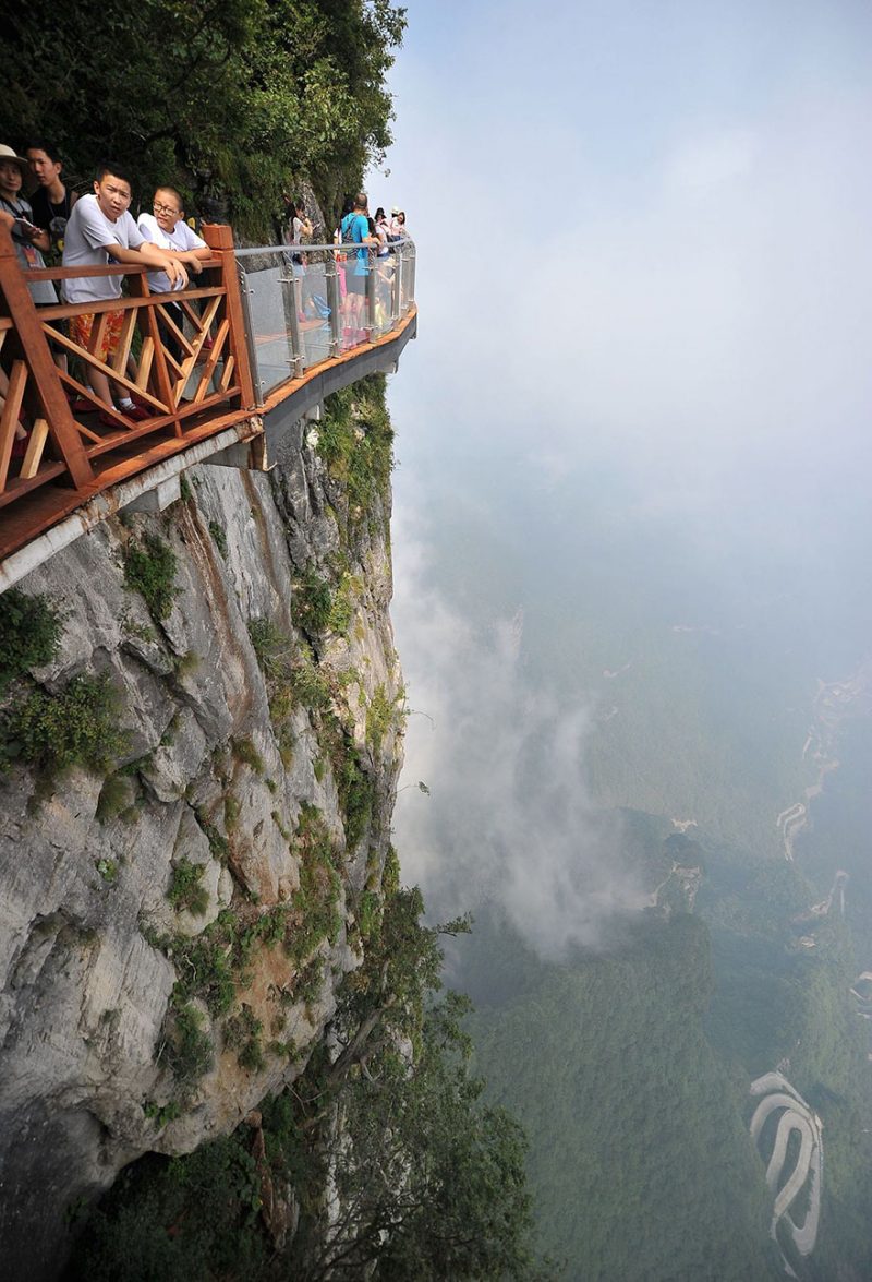 glass-skywalk-zhangjiajie-national-forest-park-tianmen-mountain-transparent-bridge-4