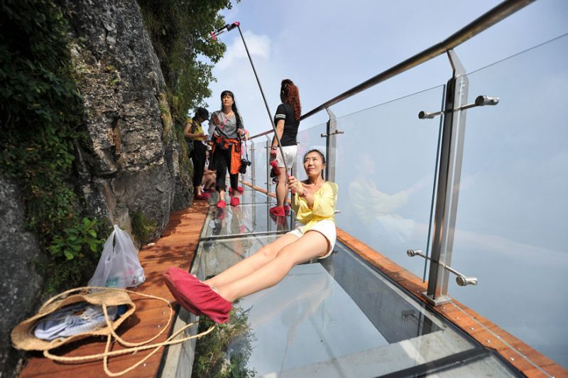 glass-skywalk-zhangjiajie-national-forest-park-tianmen-mountain-transparent-bridge-5