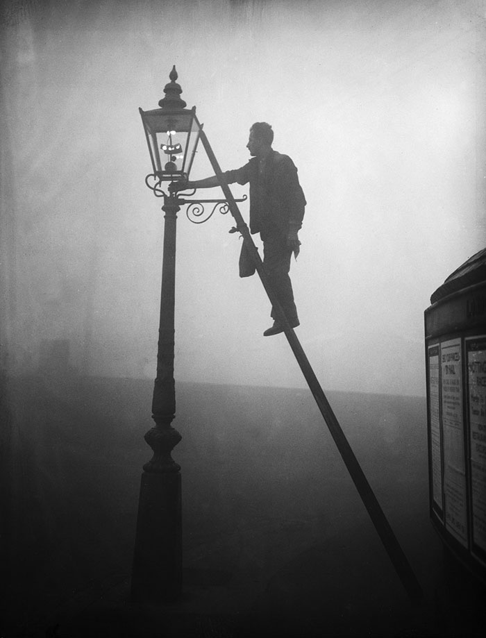 vintage-old-black-white-photographs-120th-century-london-fog-1