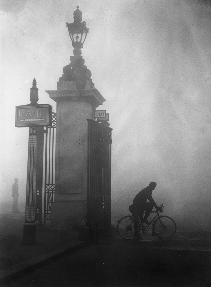 vintage-old-black-white-photographs-120th-century-london-fog-10