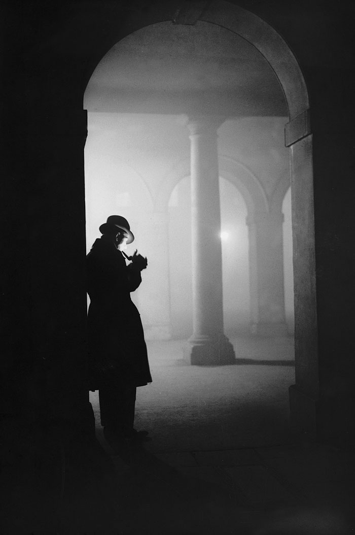 vintage-old-black-white-photographs-120th-century-london-fog-12