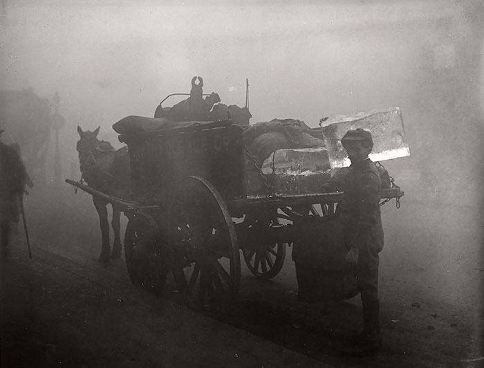 vintage-old-black-white-photographs-120th-century-london-fog-13