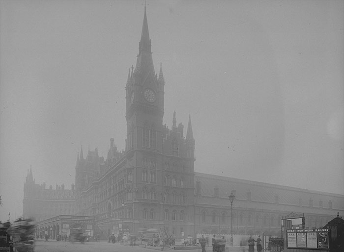 vintage-old-black-white-photographs-120th-century-london-fog-14