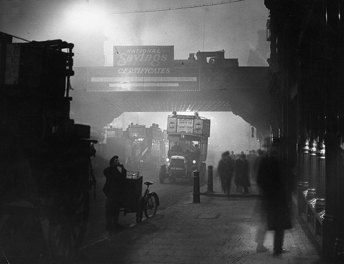 vintage-old-black-white-photographs-120th-century-london-fog-17
