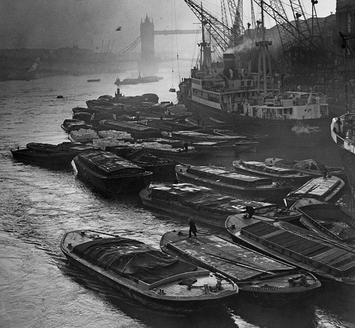 vintage-old-black-white-photographs-120th-century-london-fog-3