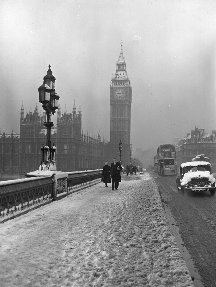 vintage-old-black-white-photographs-120th-century-london-fog-5