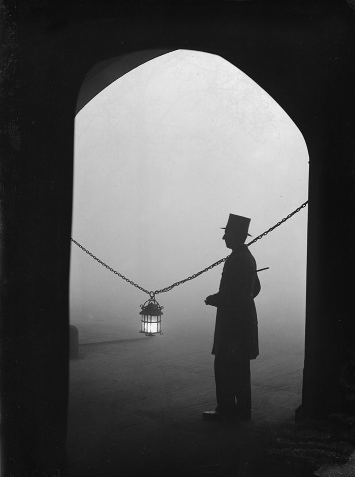 vintage-old-black-white-photographs-120th-century-london-fog-6