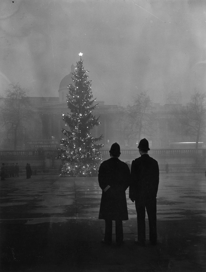 vintage-old-black-white-photographs-120th-century-london-fog-8