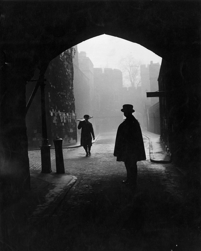 vintage-old-black-white-photographs-120th-century-london-fog-9
