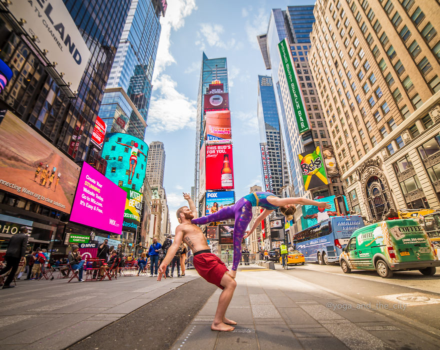 Photo project showing yoga passion in the big cities – Yoga and the