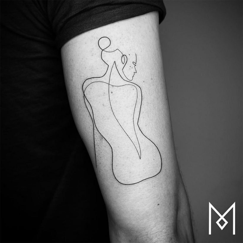 Tattoo artist draws a continuous line into minimalistic