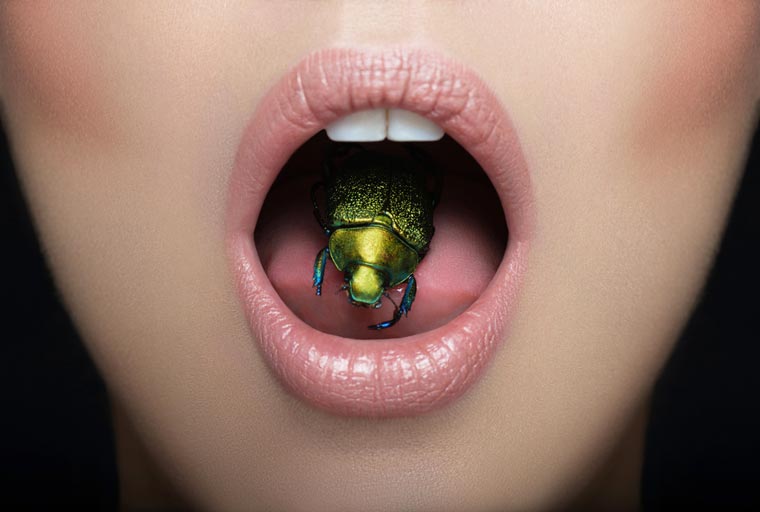 Real insects in the mouth of photography models – Vuing.com