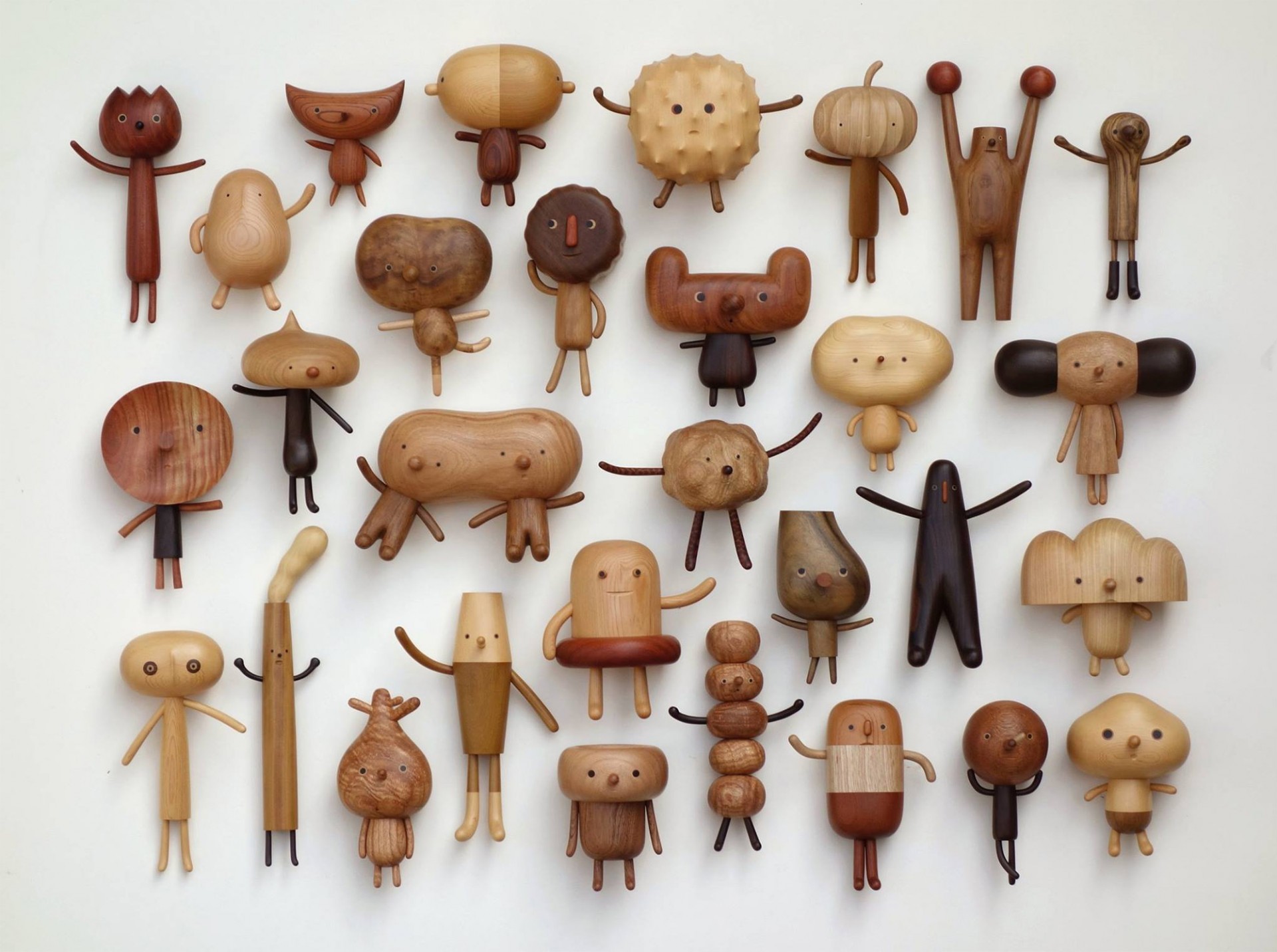 Cartoonish figures carved from wood by Yen Jui-Lin – Vuing.com