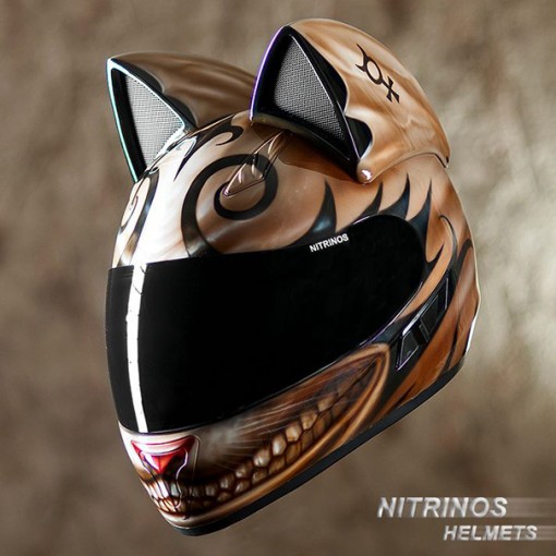 Cute motorcycle helmets featuring feline ears – Vuing.com